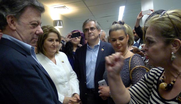 A comienzos de este año en LaGuardia Community College, desde la izquierda y en tiempos mejores, el Presidente de Colombia Juan Manuel Santos, la Cónsul General Elsa Gladts Cifuentes, el Cónsul de Nueva Jersey e interino de Nueva York, Christian Rodríguez y mujeres hablándole duro al primer mandatario. Foto Javier Castaño
