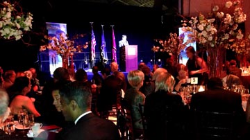 Así se transformó el hangar de Vaughn College para la gala de este año.