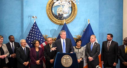 El alcalde Bill de Blasio, al centro, rodeado de otros alcaldes que acudieron a su llamado. Foto Alcaldía NY