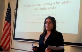 Ana María Bazán explicando la Acción Ejecutiva de Inmigración del presidente Obama. 