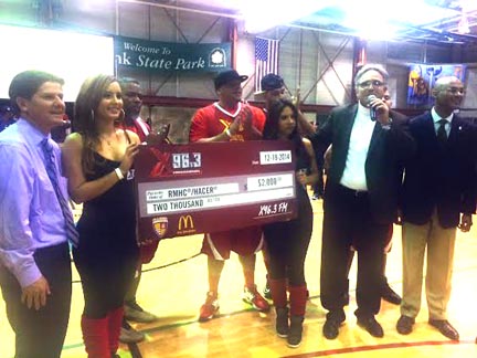 La imagen de arriba (de izquierda a derecha): Michael Anderer, presidente de RMHC y dueño local de McDonald’s junto a personalidades de Univision Radio, Ramón Pineda, vicepresidente y gerente general de Univision Communications Inc. y Christopher Perry, director ejecutivo de RMHC, recibiendo la donación de $2,000 para RMHC/HACER