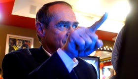 El congresista Jaime Buenahora frente a su computador portátil en el restaurante Boulevard de Jackson Heights, Queens.