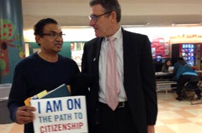 El abogado Allan Wernick, a la derecha, conversando con un inmigrante que tramitó su nacionalización. 