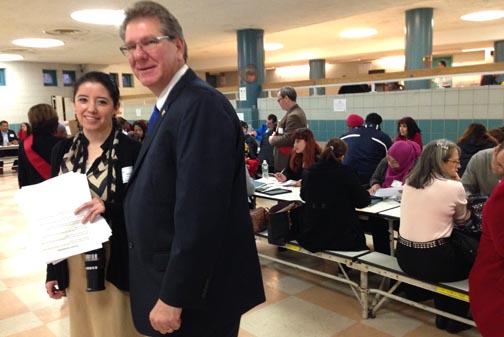 El evento de ciudadanía fue coordinado por el asambleísta Michael G. DenDekker, quien aparece en la foto con 