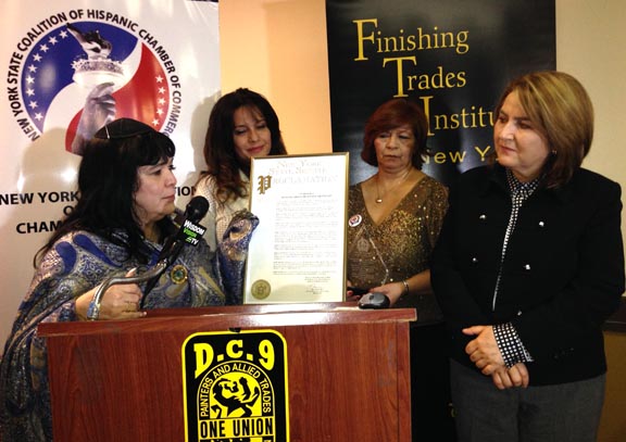 La Cónsul Cifuentes, a la derecha, recibiendo una proclama del senador del estado de Nueva York, reverendo Rubén Díaz. 