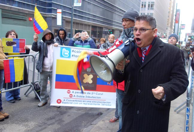 Zoilo Nieto con altoparlante en mano protestando la pérdida de la segunda curul. 