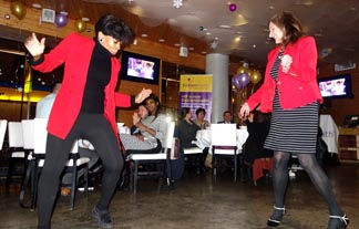 Suzanne Ronner, a la derecha, bailando en el restaurante El Coquí de Astoria, Queens.