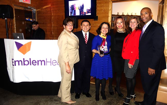 En el restaurante El Coquí de Queens, desde la izquierda, Elena González, gerente de ventas de EmblemHealth, 