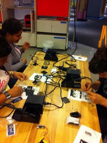 Estudiantes en el laboratorio de tecnología. 