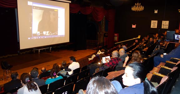 En el foro por la paz en el Teatro Boulevard de Queens se pudo apreciar el debate y los testimonios en ottas ciudades. Fotos Javier Castaño