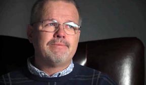 En el video, varias personas lloran por la pérdida que les ocasionó Herbalife. 