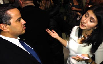 Ignacio Veloz, presidente de la Cámara de Comercio de los Estados Unidos, hablando con Jessica Ramos, de la Local 32BJ, sobre la lucha obrera y la relación con las cámaras de comercio. 