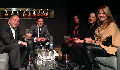 Varios latinos degustando Johnnie Walker Blue en compañía de un experto degustador de whiskies. Fotos Javier Castaño