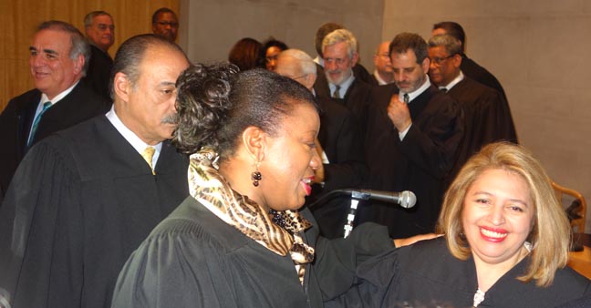 La jueza Carmen Velásquez recibiendo felicitaciones y abrazos de otros jueces del estado de Nueva York. Fotos Javier Castaño