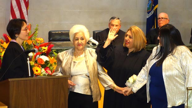 Desde la izquierda, la jueza Jenny Rivera tomando el juramento de la jueza Carmen Velásquez, rodeada de su madre y de su hija. 