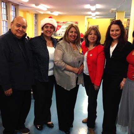 Miembros de LULAC rodean a la jueza Carmen Velásquez de la Corte Suprema del estado de Nueva York.