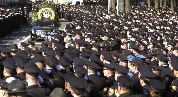 Entierro del policía Rafael Ramos, rodeado de sus colegas en NYC. 