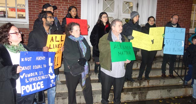 Frente al correo de Jackson Heights, activitas como Jessica Ramos y Laura Newman, entre otros.
