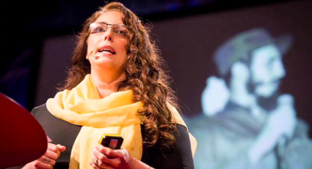 Tania Bruguea en Cuba frente a una imagen del líder Fidel Castro.
