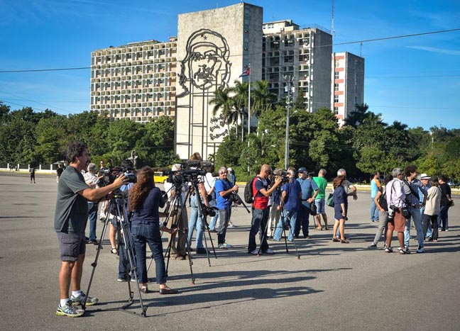 Los periodistas esperando a Tania Bruguera en el Parque de la Revolución en La Habana, Cuba. 