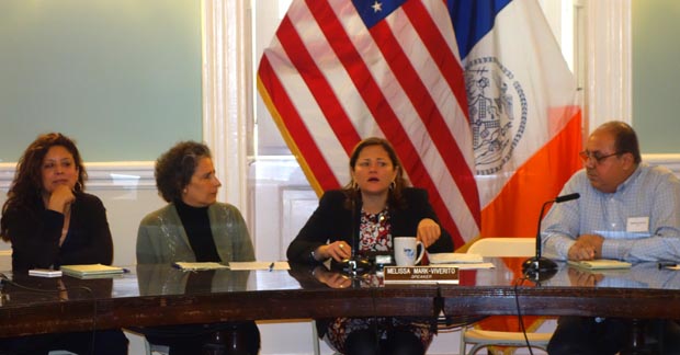 En la alcaldía de Nueva York, desde la izquierda, Erica González, asesora principal de la presidenta del concejo, Melissa Mark-Viverito, Juana Ponce de León, encargada de la prensa étnica para el concejo de Nueva York, la concejal Melissa Mark-Viverito, y Jehangir Khattak Senior Editor Voices of NY Communications Director