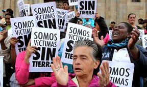 La mayoría de las víctimas del conflicto armado en Colombia quedaron tierra para cultivar y sostener a sus familias.