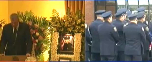 Imagen que muestra cuando el alcalde Bill de Blasio hablaba y los policías le dieron la espalda. 