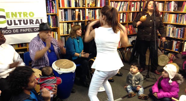 El Centro Cultural Barco de Papel celebrando los Reyes Magos en su sede de Queens con la agrupación Bombayo.