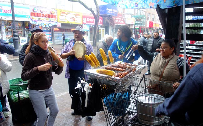 En la calle 82 de Jackson Heights hubo parrando puertorriqueña.