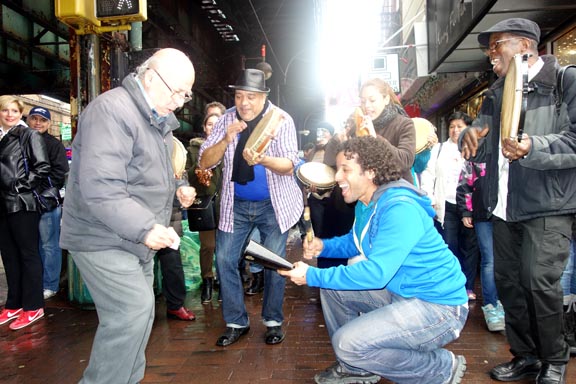 Bajo los rieles del tren 7 se escuchó bomba y plena. Fotos Javier Castaño