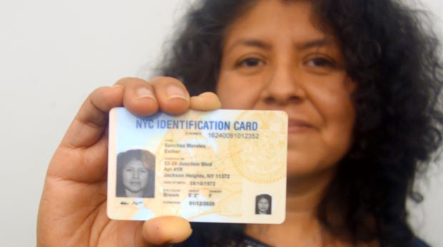 Ester Sánchez recibió el primer carné municipal de manos del alcalde Bill de Blasio. 