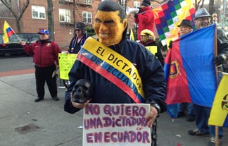 Ecuatorianos en Queens protestando en contra del presidente Rafael Correa.