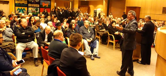 La reunión en el Centro Judío para hablar sobre el edificio Brason. Fotos Javier Castaño 
