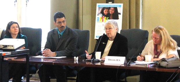Desde la derecha: Paola de Kock, directora principal del liderazgo de padres; Jesse Mojica, director ejecutivo de la división de participación de la familia y la comunidad; Carmen Fariña, canciller de educación de NYC; Nancy Northrop, codirectora del consejo asesor de padres de la canciller, y Adrianne Ferenczy, presidenta del PTA de la escuela Harbor de Manhattan. Foto Cortesía.