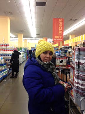 La madre Jannet Ortiz abasteciéndose en el supermercado 