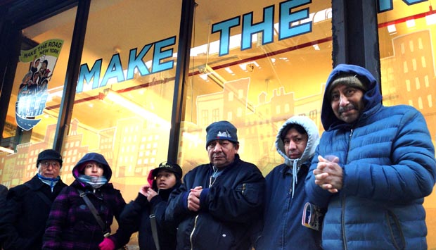 Inmigrantes latinos hacen fila frente a Make the Road en busca del carné de identificación municipal conocido como idNYC. 