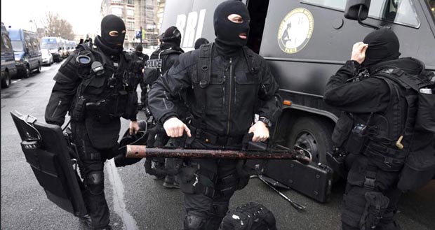 Más de 80,000 agentes del orden están buscando a los terroristas en Francia.