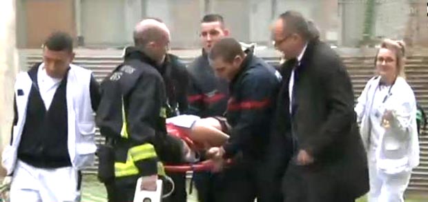 Las autoridades atendiendo a uno de los heridos en Paris, Francia.