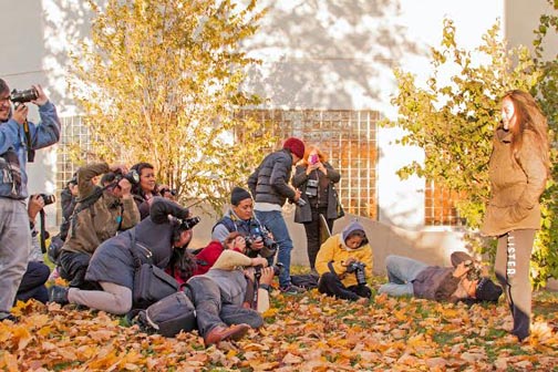 Estudiantes participando en una clase de fotografía al aire libre de Project Luz.