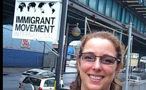 Tania Bruguera frente a la sede del 'Immigrant Movement International, en la calle 108 y la Avenida Roosevelt. Foto cvortesía
