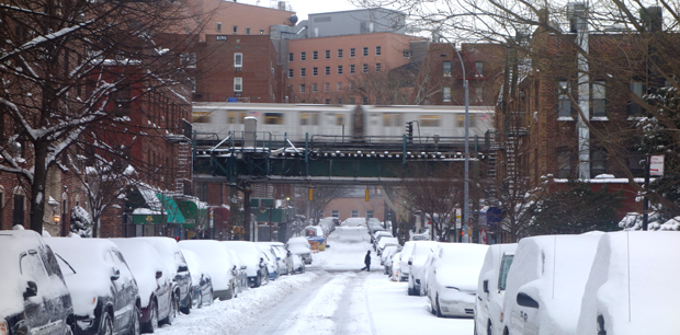 Los trenes volvieron a funcionar esta mañana y la gente comenzó a limpiar la nieve que cubre los andenes y los carros.