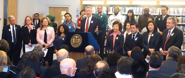 El alcalde Bill de Blasio rodeado de políticos demócratas en la biblioteca de Flushing en donde se lanzó el programa que otorga carné a los residentes de esta ciudad, indocumentados o no, Foto Javier Castaño