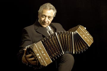 Raúl Jaurena tocando el bandoneón. 