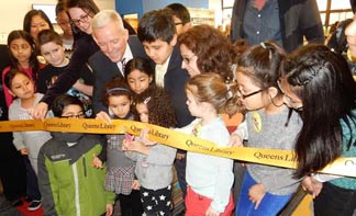 La niña cortando la cinta rodeada de sus amiguitos. Foto cortesía