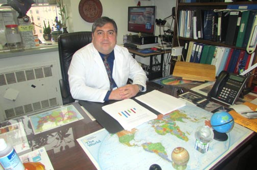 El doctor George Alonzo del Hospital Elmhurst.