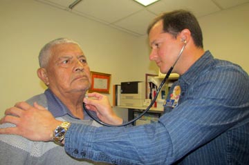 El Doctor Manuel Vásquez examinando a Bairon Freire, quien es paciente de cáncer de próstata en la clínica Plaza del Sol en Corona. Fotos Percy Luján