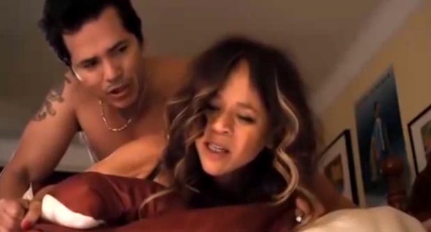 John Leguízamo haciéndolo el amor a Rosie Pérez en la película Fugly.