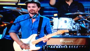 Juanes cantó durante la entrega de Premios Grammy 2015.