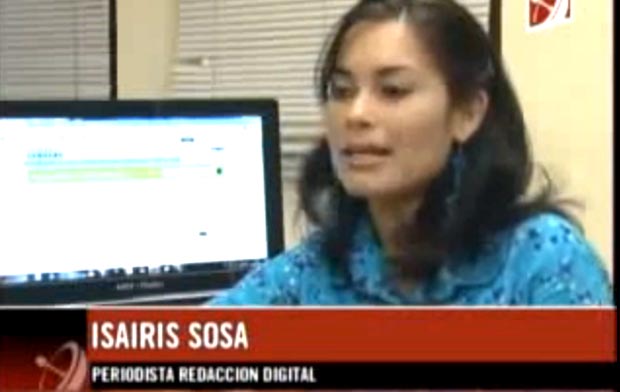 La periodista Sosa en la sala de redacción de Juventud Rebelde.
