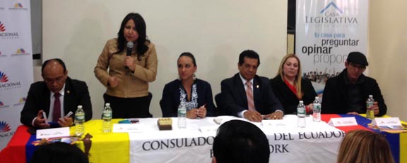 La asamblísta Peña dirigiéndose al público en